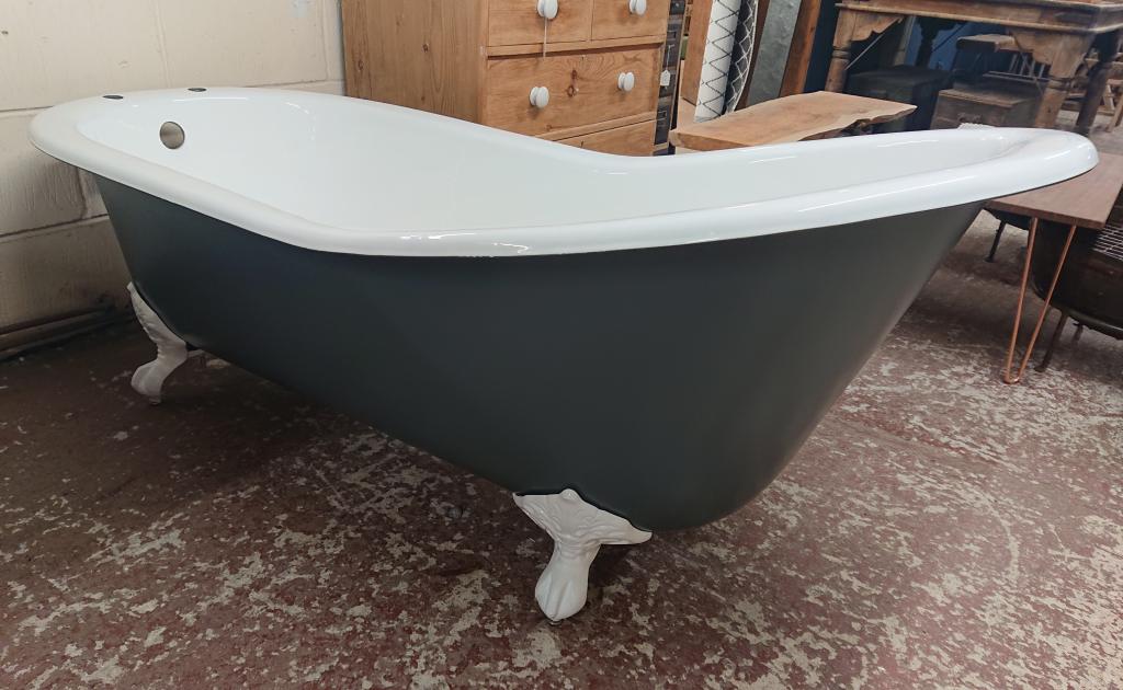 <p><span style="font-size: 1rem;">Cast Iron Slipper Bath painted in farrow and ball Downpipe Grey</span></p><p><span style="font-size: 1rem;">1700 long 810 wide 730 high